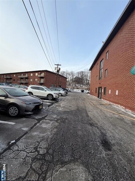 Building Photo - 550 Central Ave