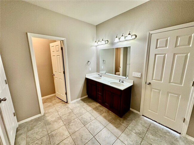 Building Photo - 433 North Drewrys Bluff Drive