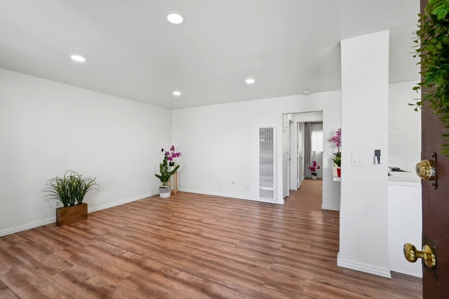 Building Photo - 13050 Dronfield Ave