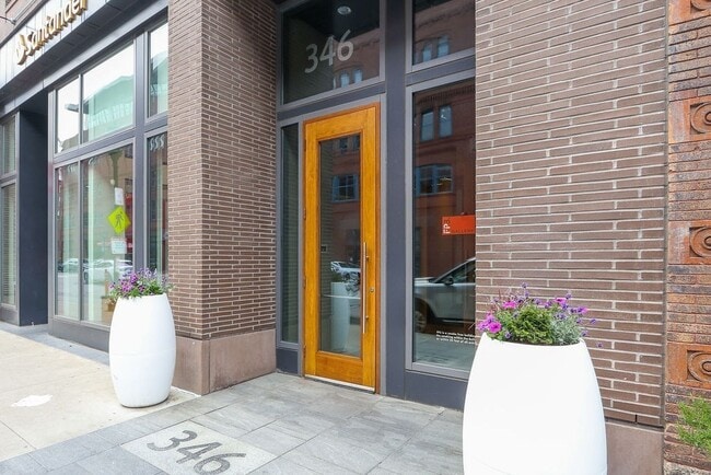 Building Photo - 346 Congress St