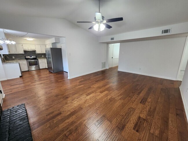 Building Photo - 41 Oak Forest Loop