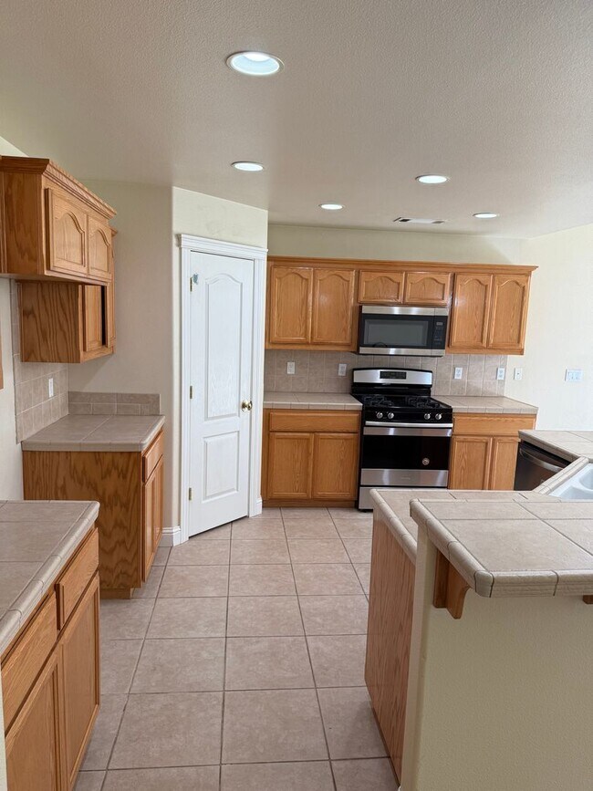 Building Photo - 4 bedroom, 2 bathroom home in Great Neighborhood!