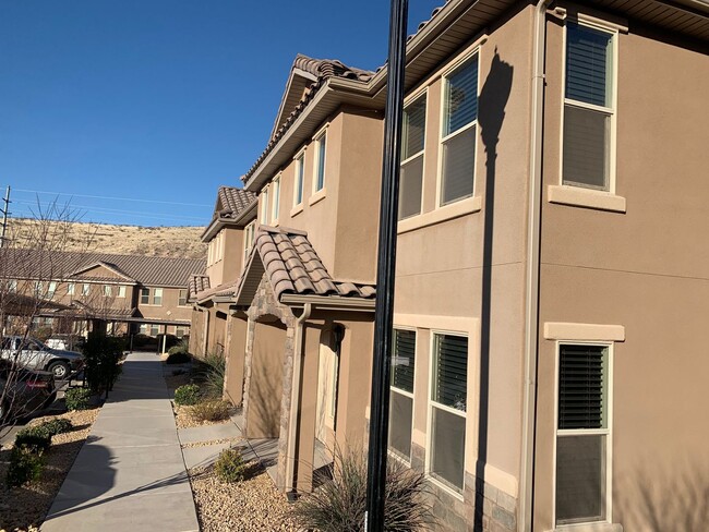 Primary Photo - Beautiful Fossil Hills Townhome.