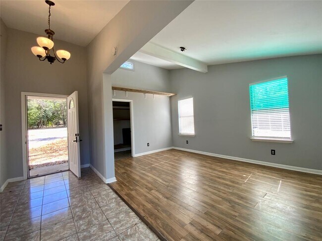 Building Photo - 2704 Palomino Dr