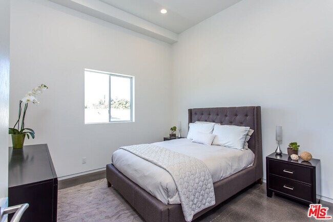 Building Photo - 615 6th Ave