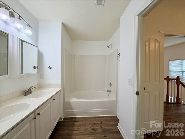 Building Photo - 10968 Princeton Village Dr