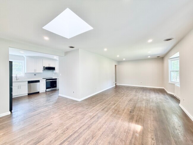 Building Photo - 10 Meadowpark Ave W