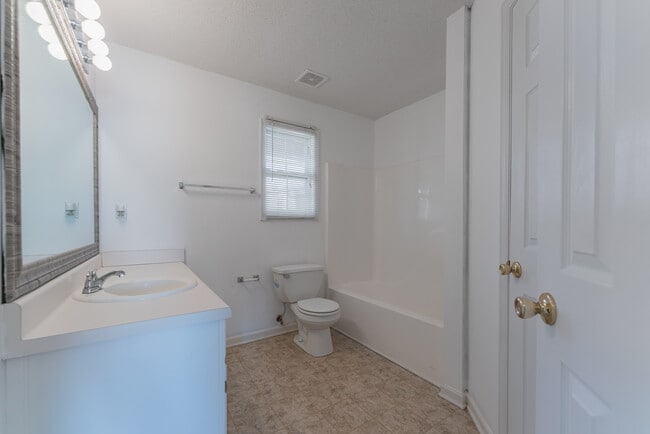 Building Photo - 290 Stone Hill Dr