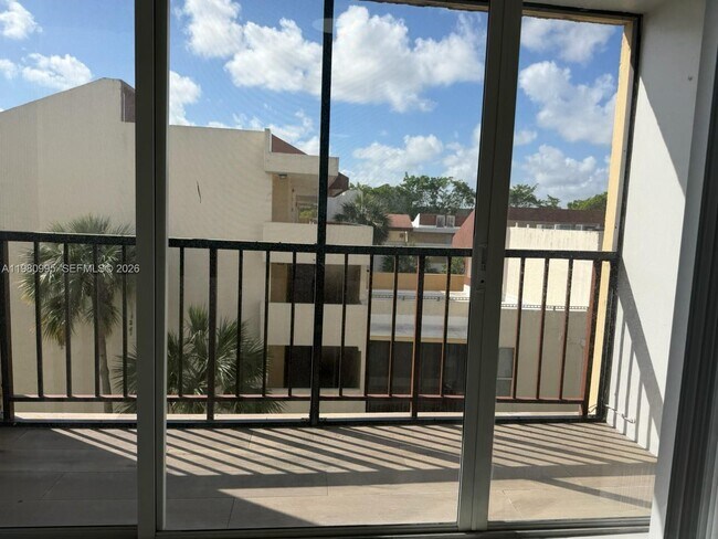 Building Photo - 8820 Fontainebleau Blvd