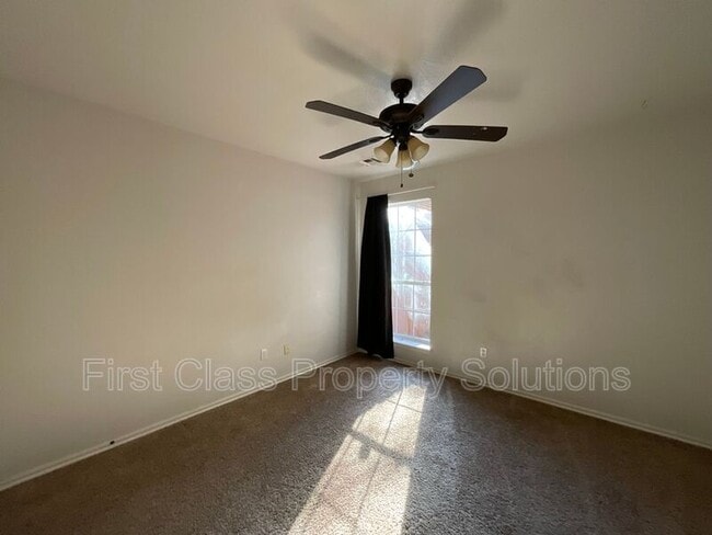Building Photo - 2206 Barton St