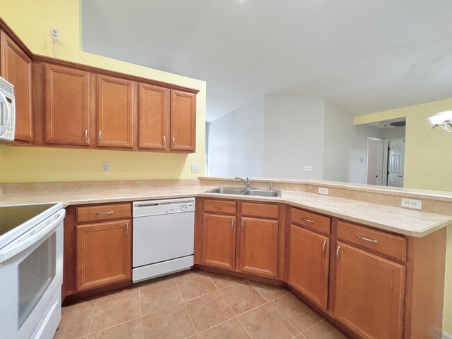 Building Photo - **MOVE-IN SPECIAL 2 WEEKS FREE IN SEPTEMBE...