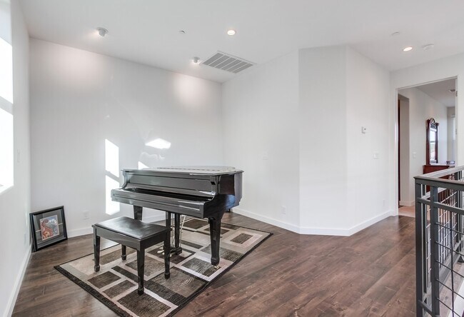 Building Photo - 28548 Meadow Glen Way W