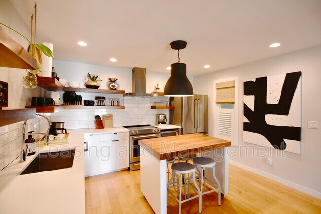 Building Photo - 2057 Middle St