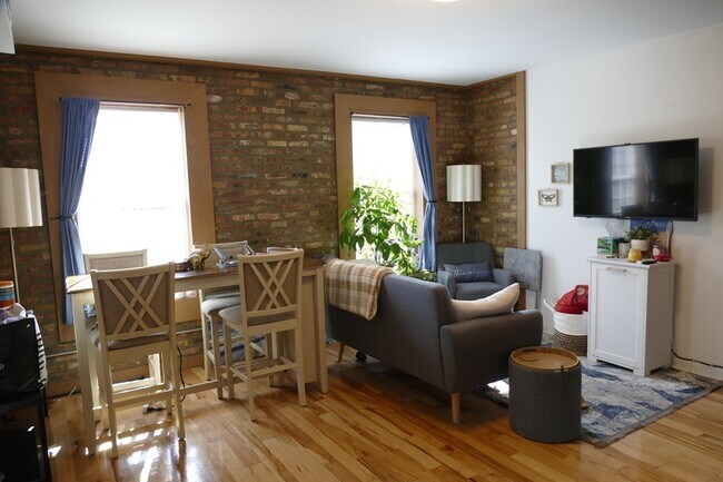 Building Photo - 1338 W Erie St