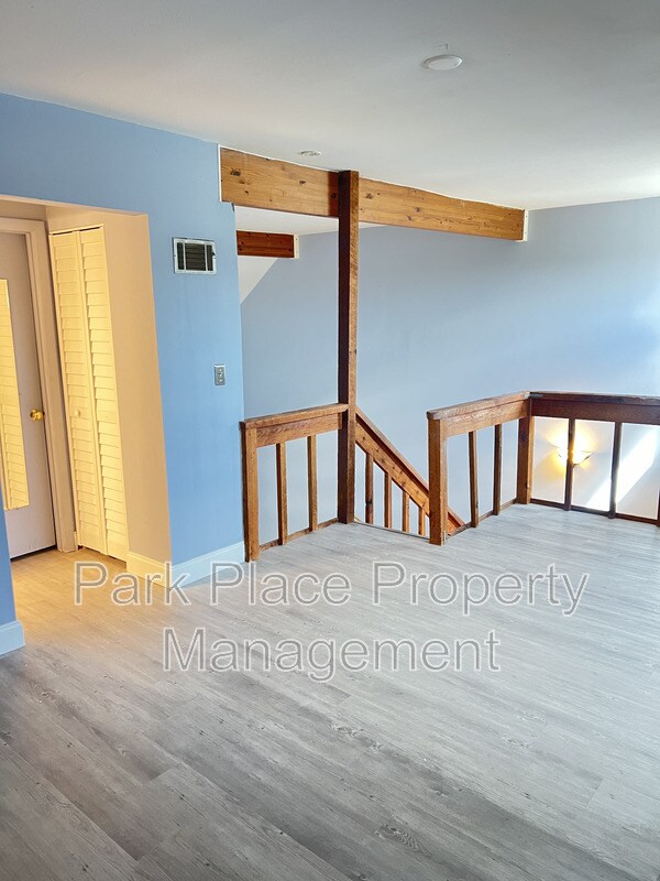 Building Photo - 456 Orienta point