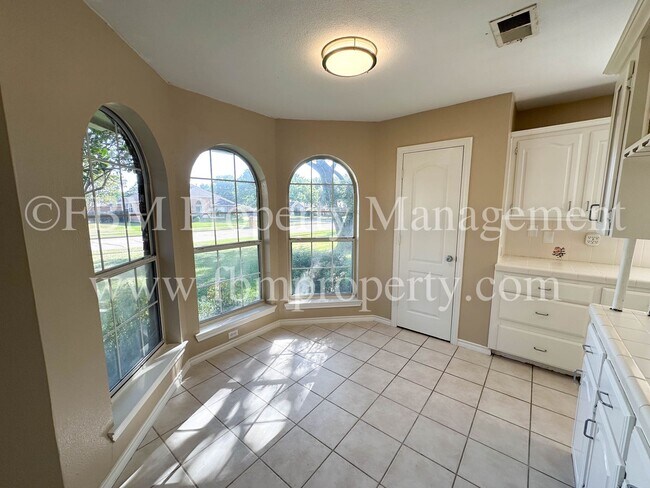 Building Photo - 803 Lakeway Dr
