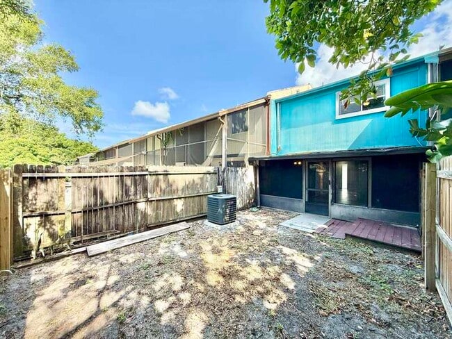 Building Photo - 2820 S Pines Dr