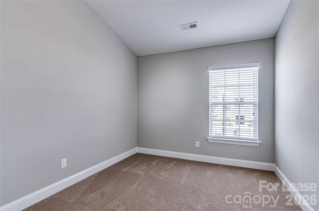 Building Photo - 362 Halton Crossing Dr SW