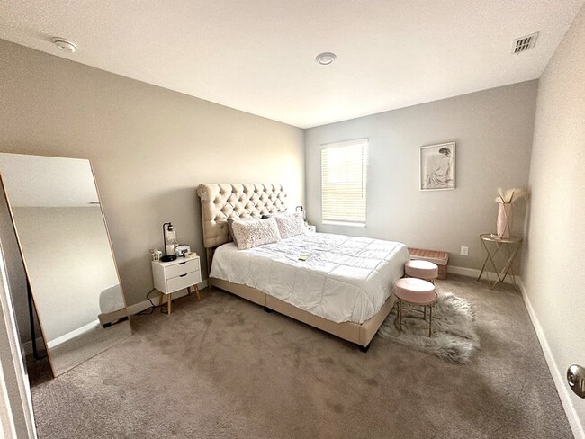 Building Photo - Furnished House in Avon