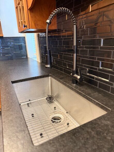 Upgraded Granite - 218 Brown St