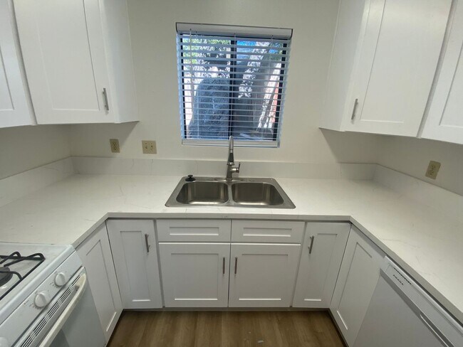 Building Photo - Remodeled 2 Bedroom Apartment - La Tierra Garden Apartements