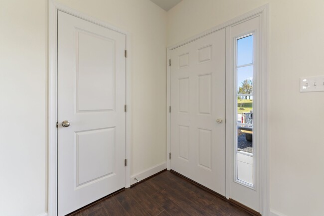 Building Photo - End Unit- 3 Bedroom Townhouse!