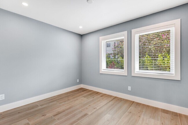 Building Photo - ** OLDE NAPLES ** 2 BED / 2 BATH - COMPLETELY REMODELED - PET OK! - ANNUAL RENTAL