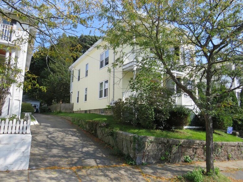 Building Photo - 15 Hazel St