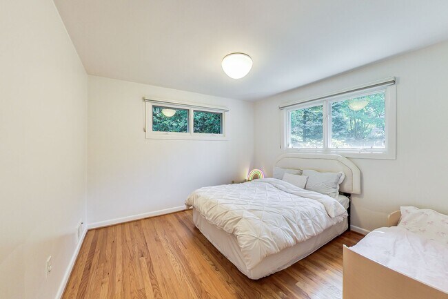 Building Photo - 3 bedroom/2 bath Light Filled Home Located in a Quiet Cul-de-Sac