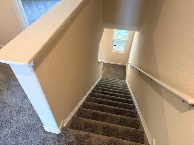 Building Photo - Lovely 3 bedroom/2.5 bath townhome