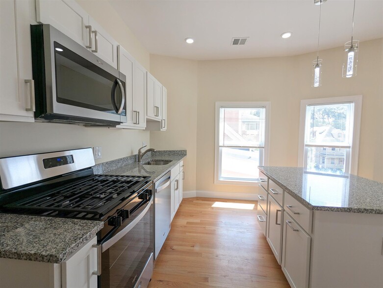 Building Photo - 2 Sacramento Pl