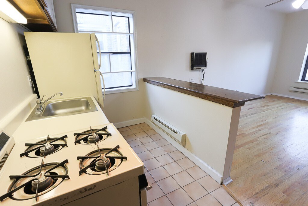 Building Photo - 823 W Newport Ave