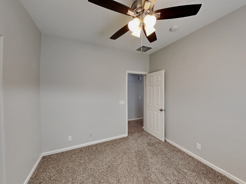 Building Photo - 44220 Caven Dr
