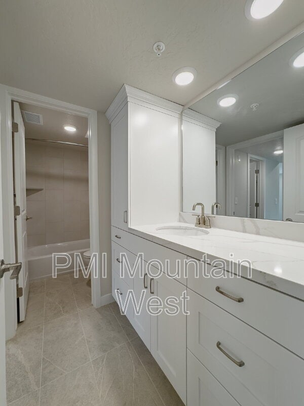 Building Photo - 1032 E 400 S