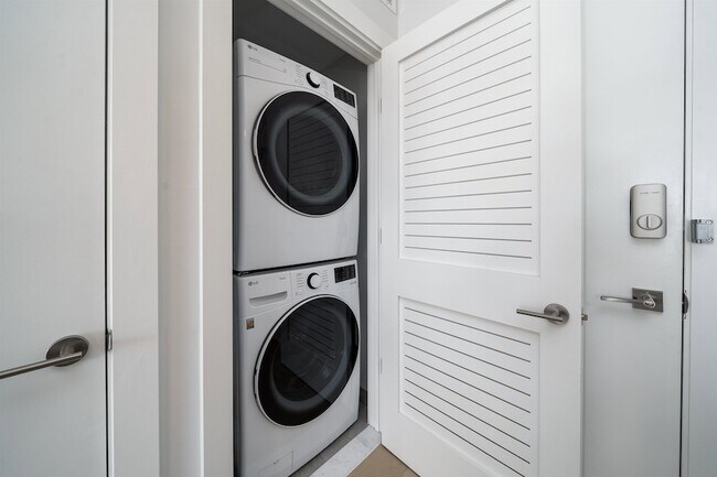 Building Photo - 338 Newark Ave