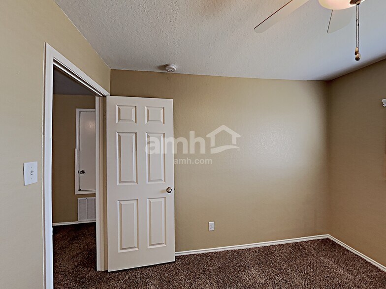 Building Photo - 9247 Pacific Maple