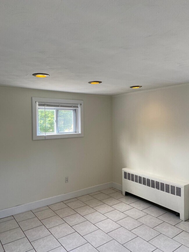 Building Photo - 320 Main St