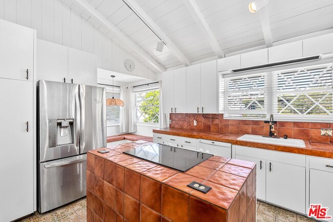 Building Photo - 112 Fleet St