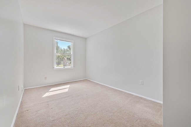 Building Photo - Ready Now! 3 bedroom Townhouse in Annapolis!