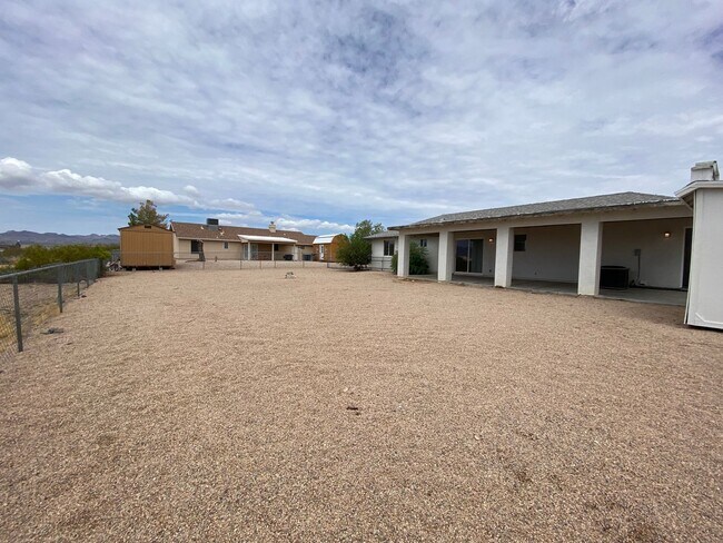 Building Photo - Great 3 Bedroom Home in Golden Valley on Pavement!