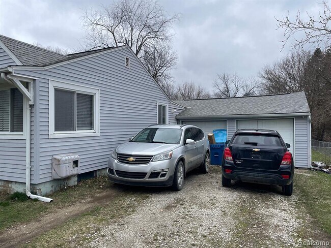 Building Photo - 2434 N Long Lake Rd