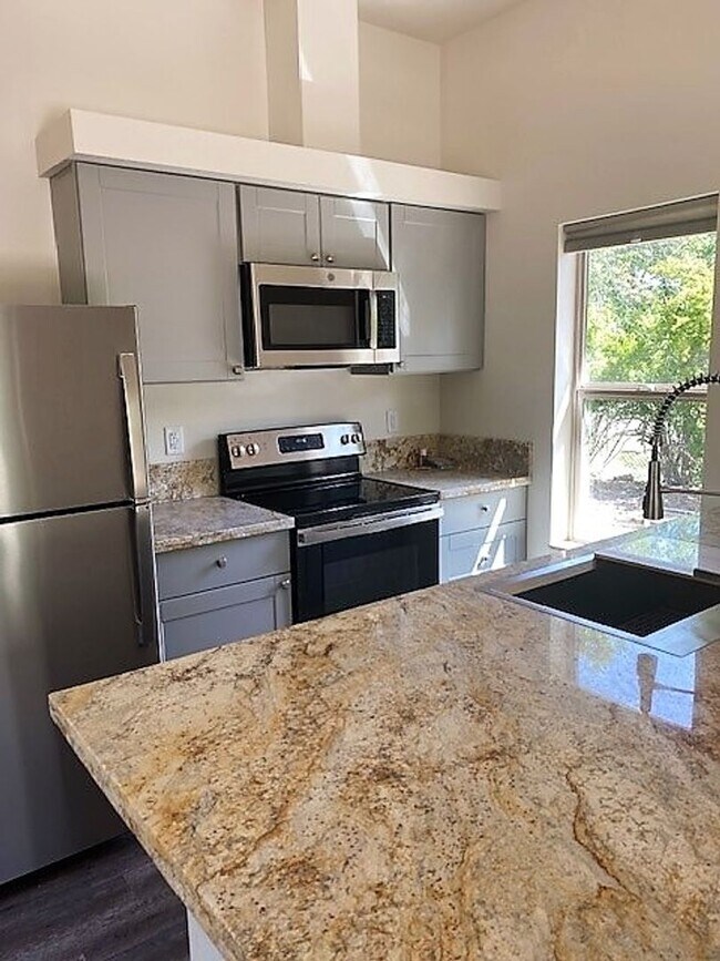 Building Photo - Charming Cottage Style Home!