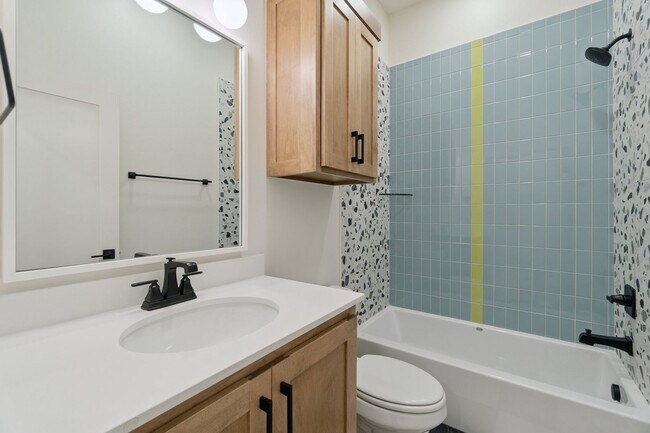 Building Photo - Townhome 2 bed 2.5 bath "The Mid-Mod" in the Heart of Selah