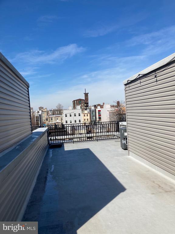 Building Photo - 2553 N Front St