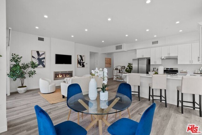 Building Photo - 5114 Cahuenga Blvd