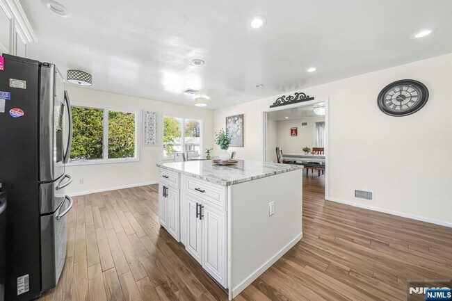 Building Photo - 405 Burnet Pl