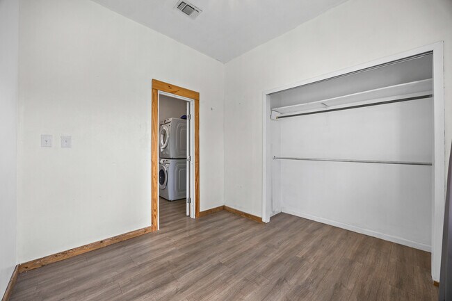 Building Photo - 1418 Kingshill Dr