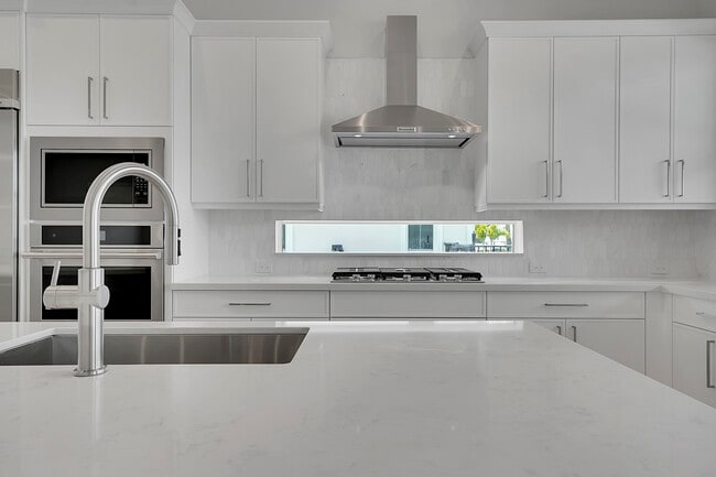 Building Photo - 9341 Crestview Cir