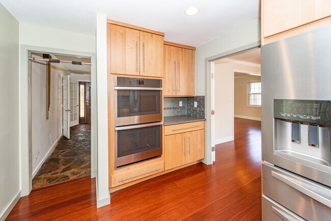 Building Photo - 4 Bedroom 2.5 Bath House in Montclair - We...