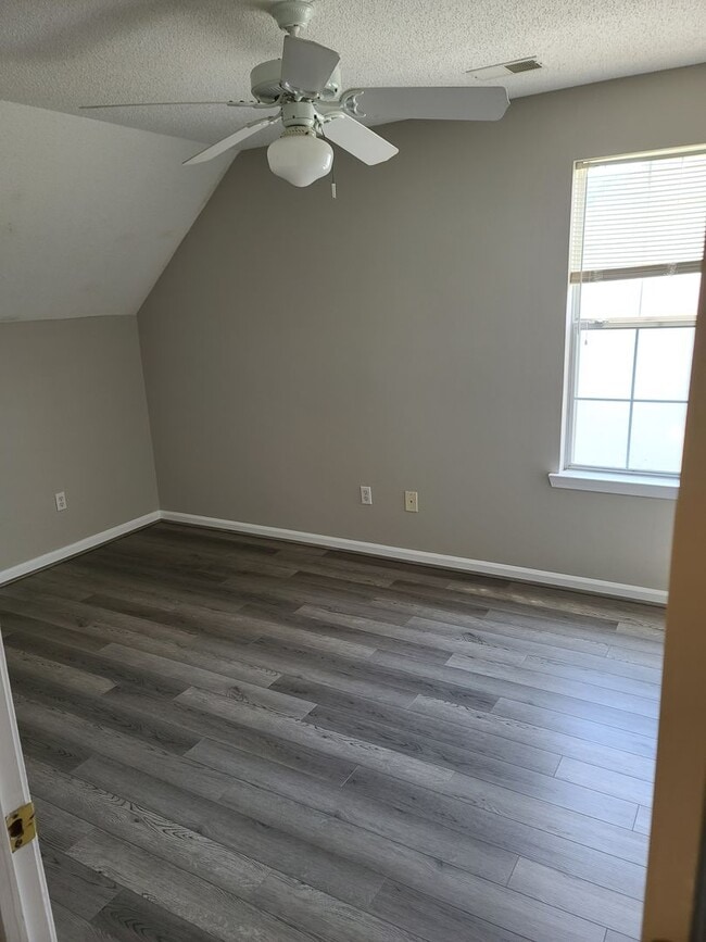 Building Photo - Freshly renovated and low maintenance